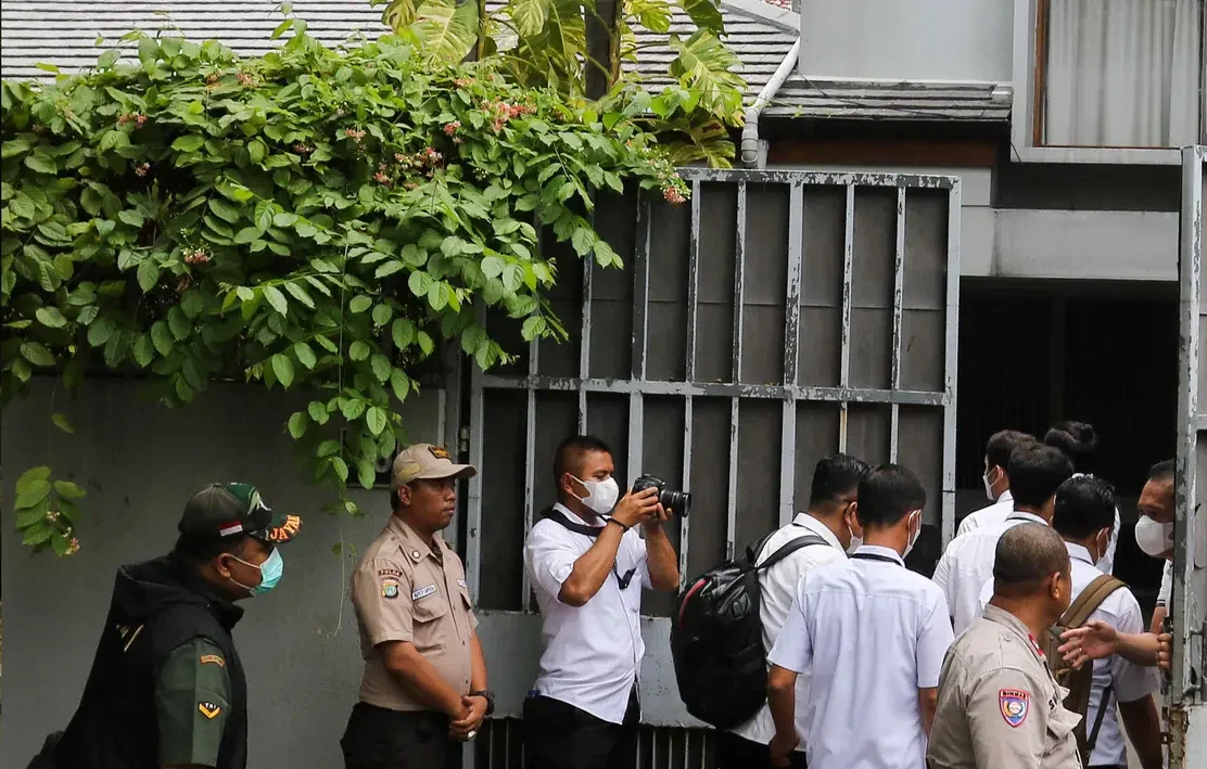 Polisi Bawa 1 Koper Geledah Rumah di Jaksel Terkait Pemerasan SYL