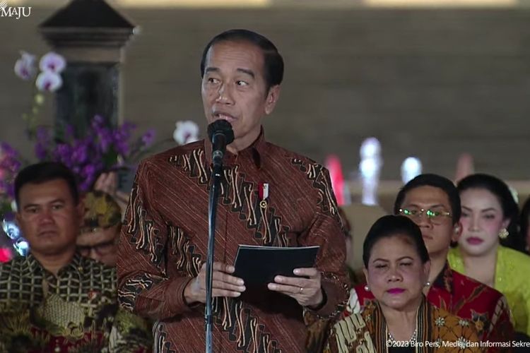 RI-1 Jokowi Dan Menteri Turun di Catwalk Istana Berbatik