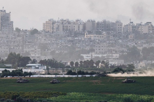 Tank Israel Menyerang Gaza dari 8 Arah