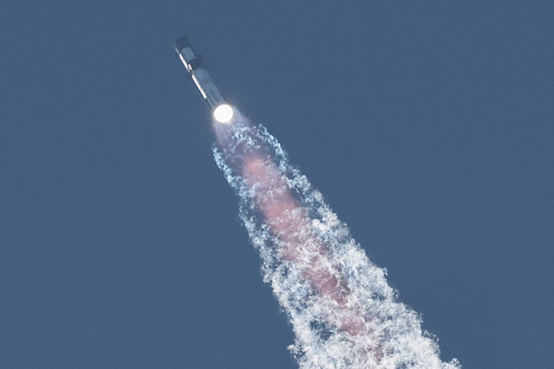 Roket Terbesar SpaceX Hilang di Langit Usai 30 menit Cetak Rekor Baru
