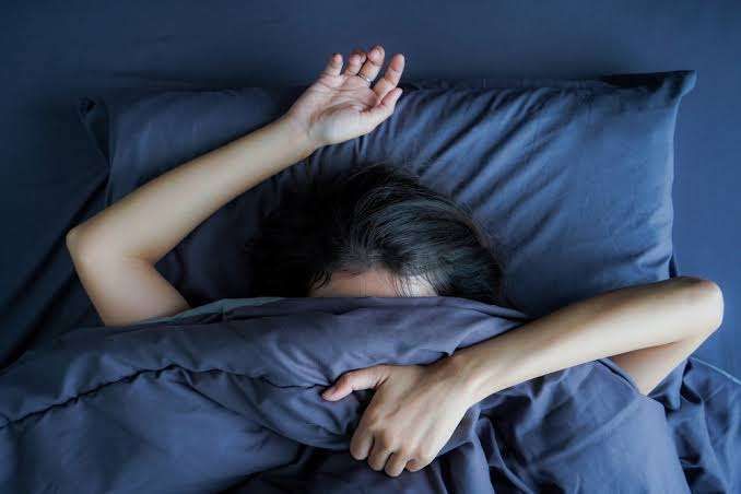 Benarkah Tidur Pakai AC Setiap Hari Bikin Paru-paru Basah
